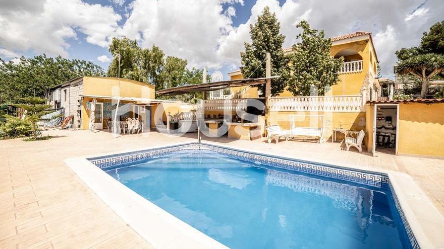 Vivir a 20 minutos de Alicante: esta es la impresionante casa con piscina para escapar de la ciudad