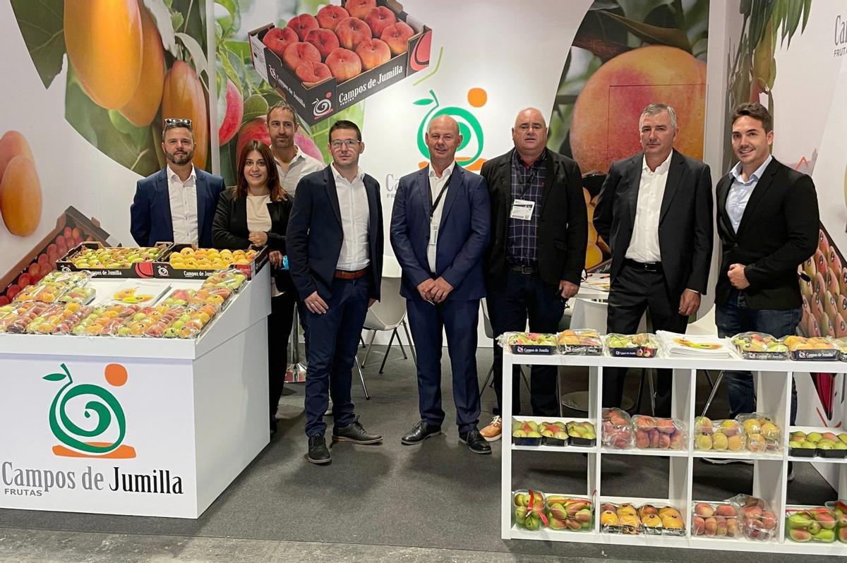Miembros del Consejo Rector y equipo comercial de la entidad en la feria de Madrid Fruit Attraction.