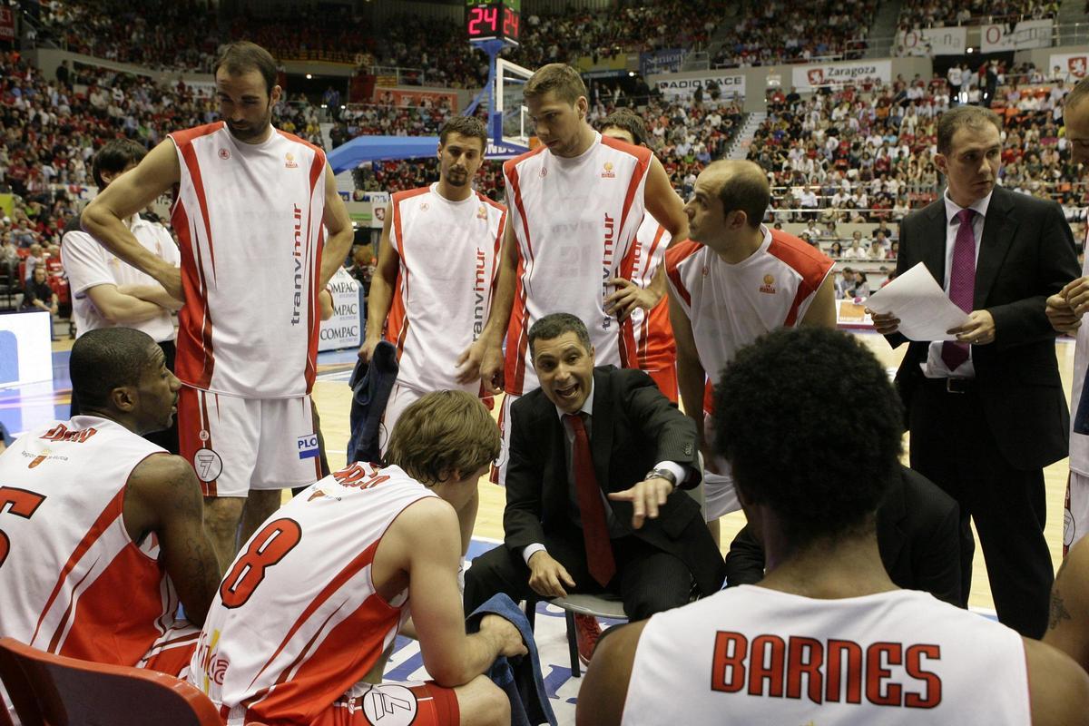 Manolo Hussein, dando instrucciones en el banquillo a sus jugadores en el CAI Zaragoza-CB Murcia de 2009