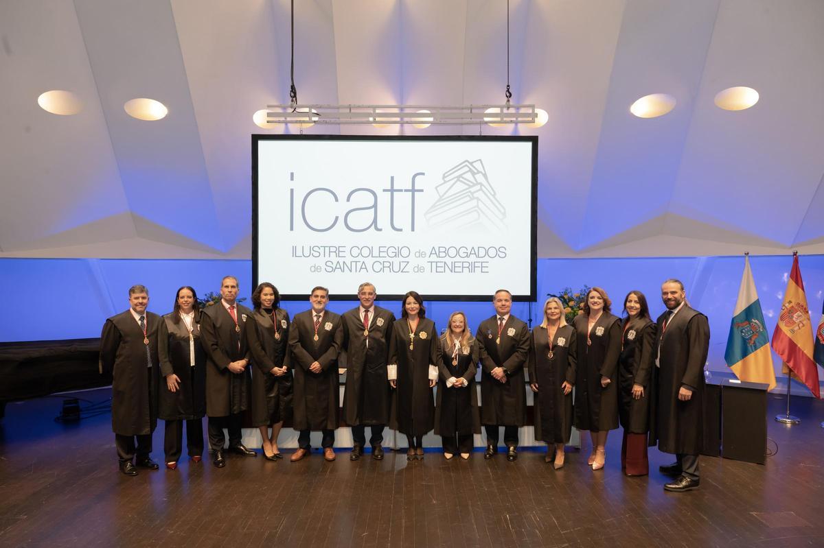 Mila Pacheco Pérez, en el centro de la imagen, posa junto a los miembros de su nueva junta de gobierno.