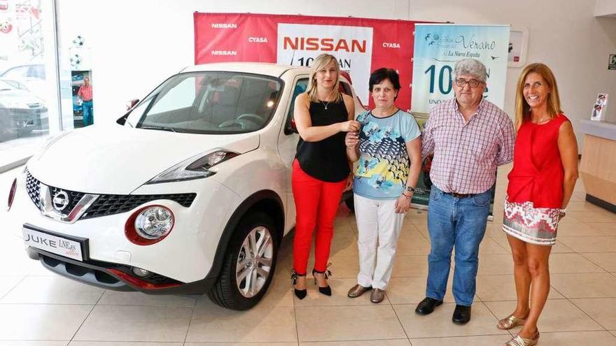 Concepción Gutiérrez y José Ramón García posan junto a su nuevo coche, flanqueados por Carmen López, directora comercial de Cyasa -a la izquierda-, y Luisa López, directora comercial de LA NUEVA ESPAÑA.