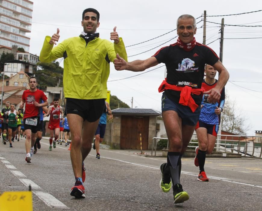 Los corredores del maratón completan la primera mitad del recorrido en los alrededores de Samil y Coruxo.