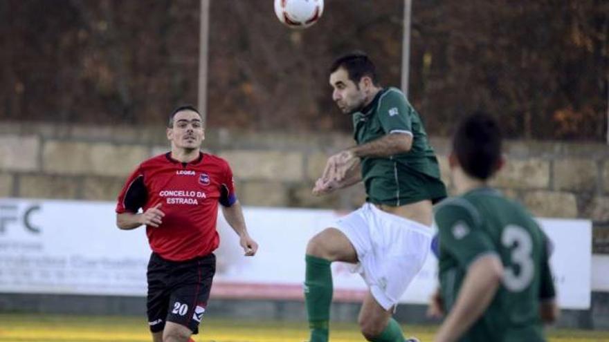 Un jugador del Arenteiro en un partido con el Estradense en el campo de Espiñedo. //  Brais Lorenzo