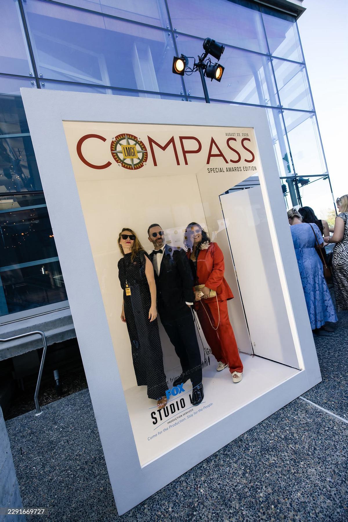 Priscila Calero, Jorge Noguerales y Yanira de Armas, miembros del equipo de localizaciones de 'Pluribus', durante la gala de los Location Managers Guild International Awards 2026 en Santa Mónica.