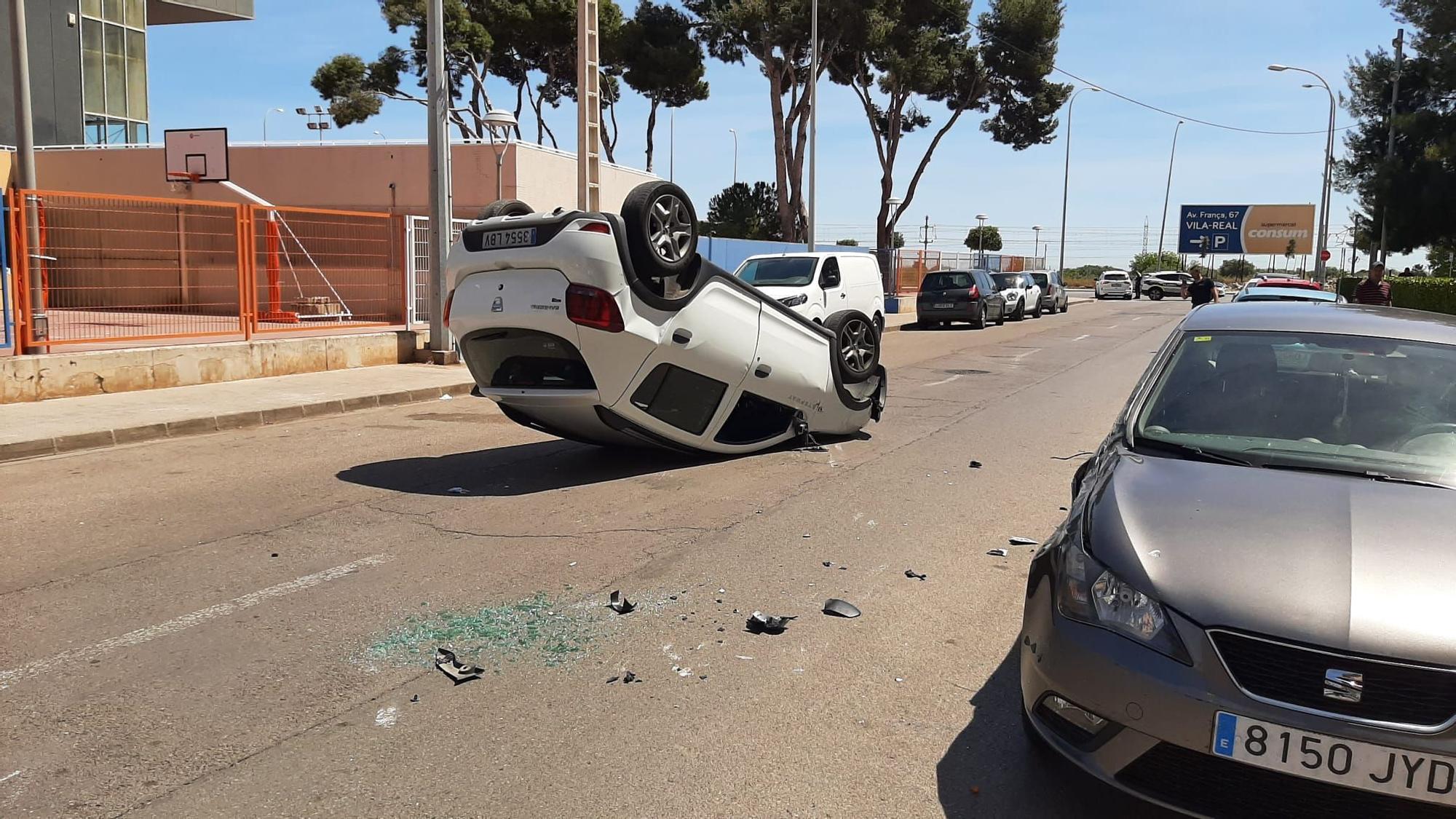 Un coche volcado este martes en Vila-real junto al Pavelló Fundació Bancaixa.