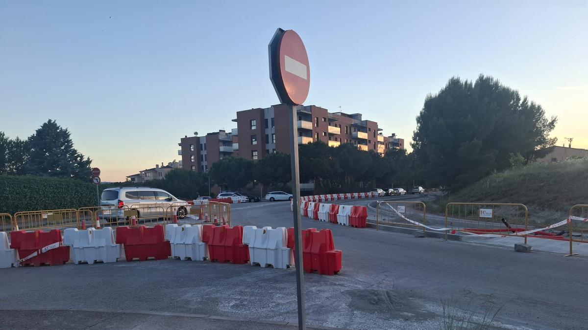 Senyalització provisional abundant per l'eliminació del carril d'entrada per la carretera de Santpedor