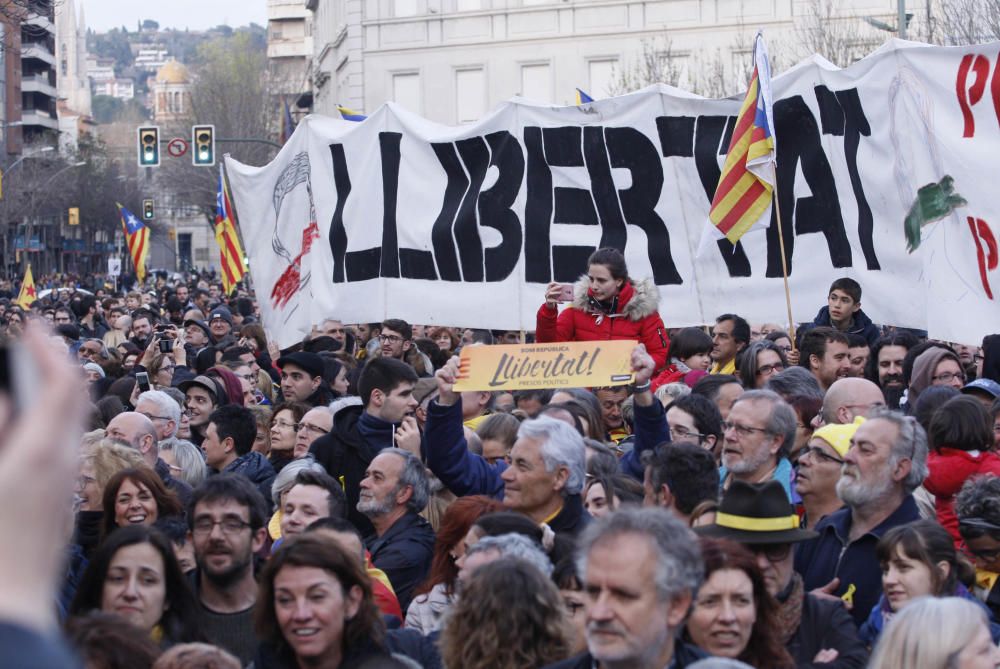 Milers de persones clamen per la llibertat de Puigdemont davant la subdelegació del govern de Girona