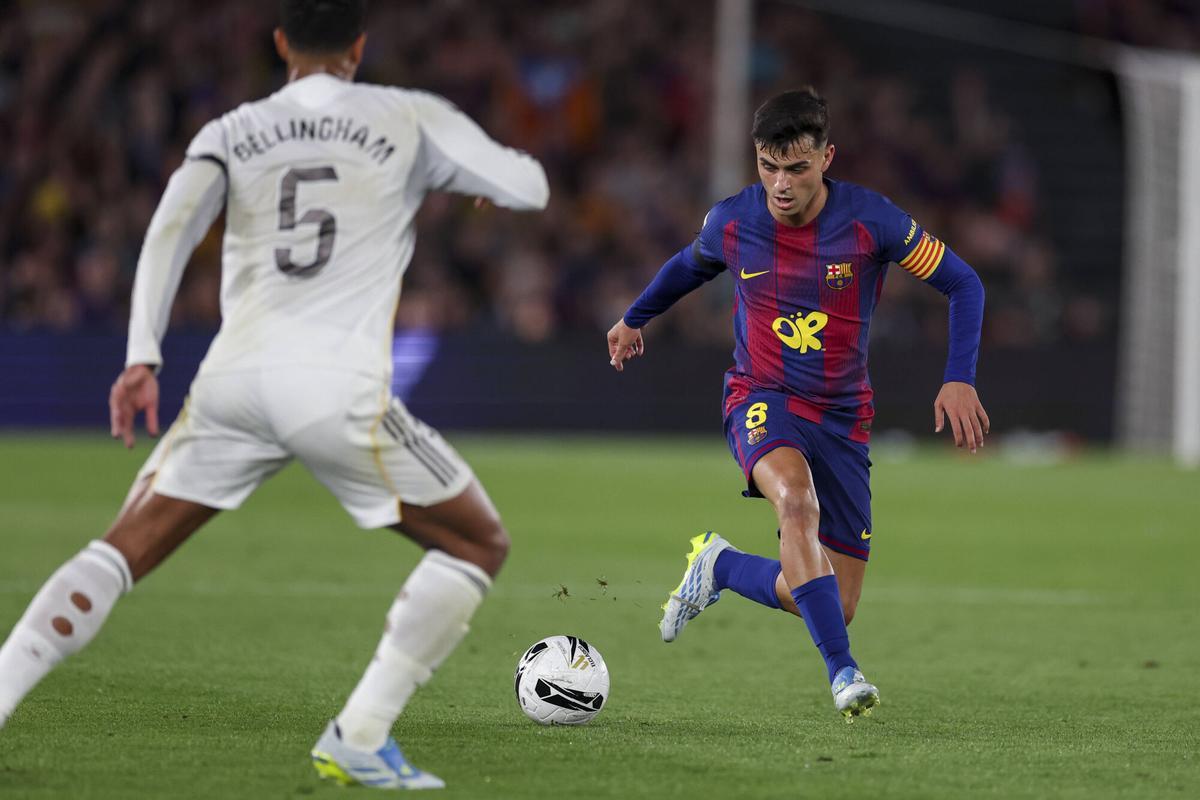 Pedri controla un balón frente a Bellingham en el último clásico de la pasada temporada.