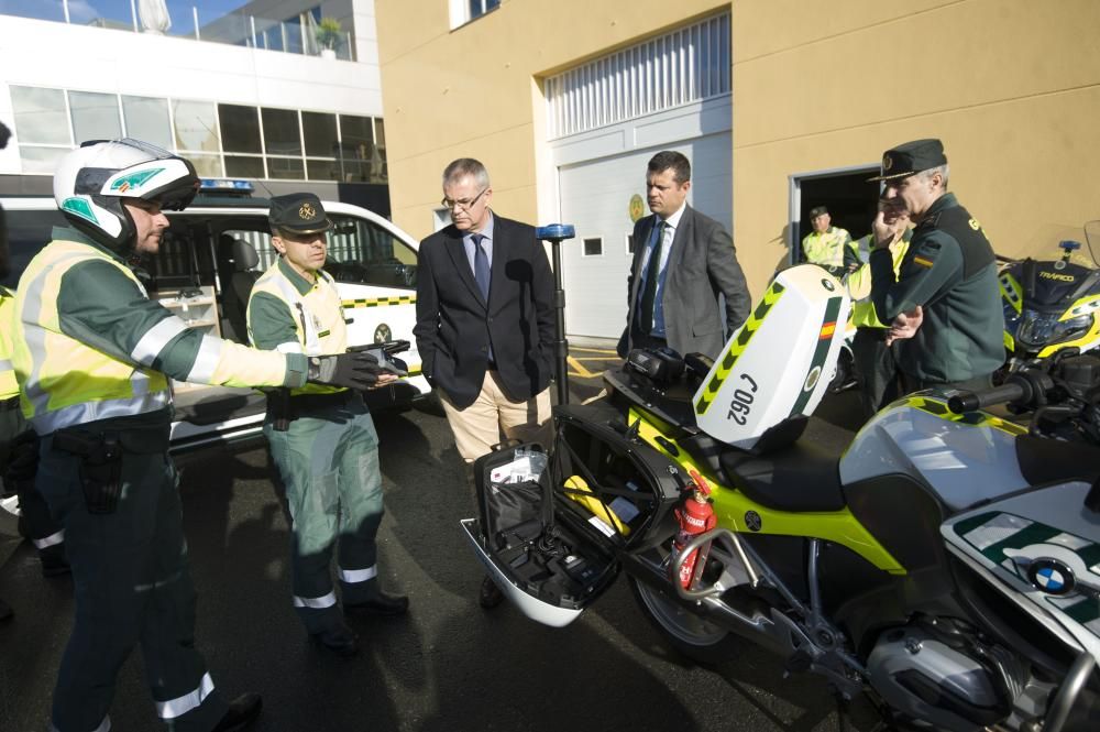 El delegado del Gobierno, Santiago Villanueva, ha asistido al acto de presentación celebrado en el sector de Tráfico de la Guardia Civil, en Oleiros.