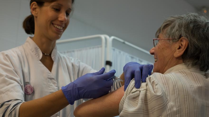 Ya pueden vacunarse contra la gripe en Baleares todas las personas que lo deseen