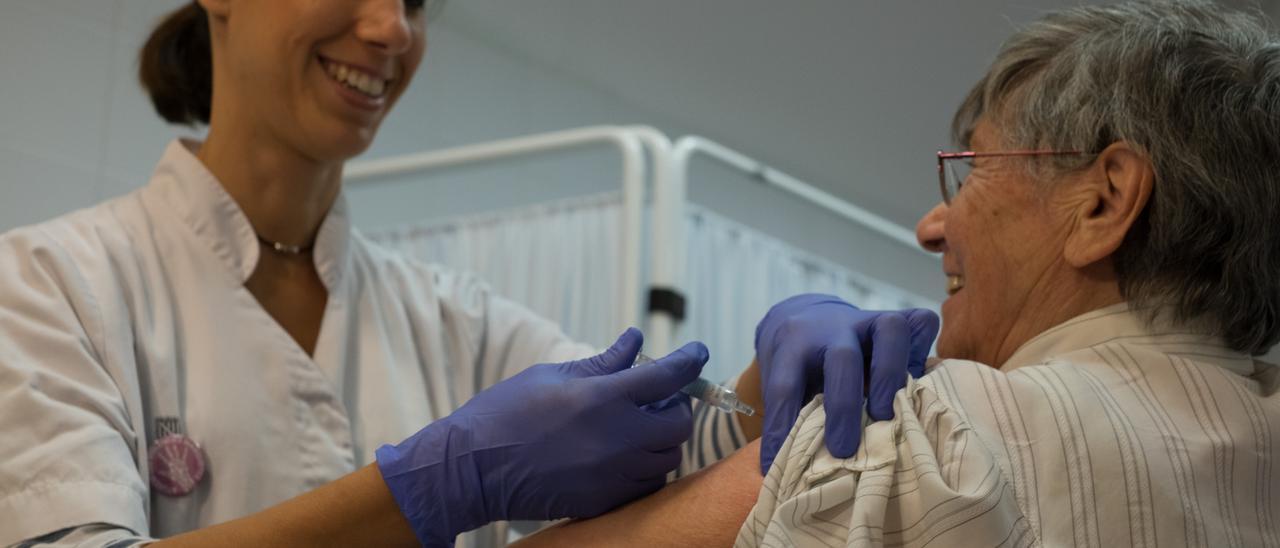 Imagen de la vacunación antigripal en la que Baleares no destaca por sus grandes coberturas.
