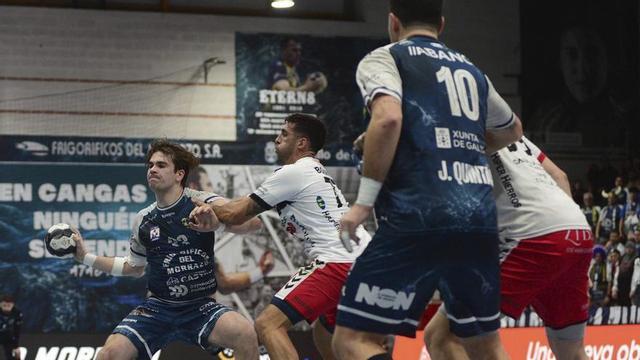 Valderhaug en una acción del duelo entre el Frigoríficos y el Nava.
