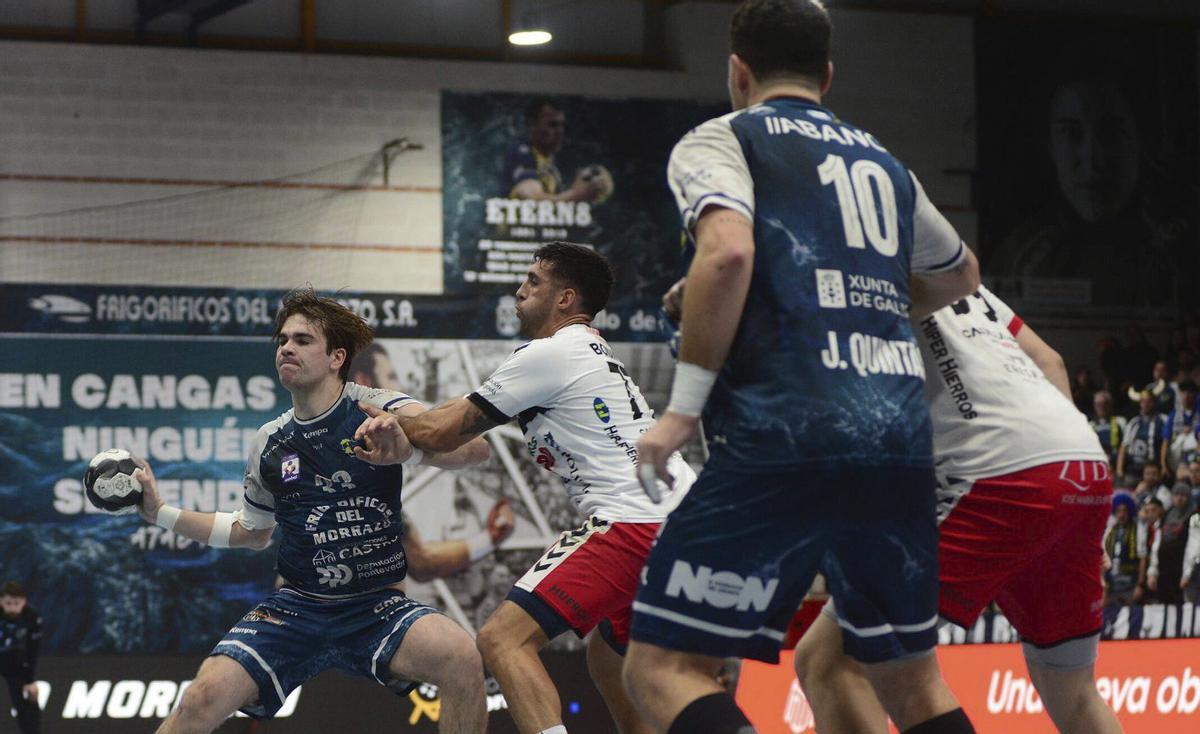 Valderhaug en una acción del duelo entre el Frigoríficos y el Nava.