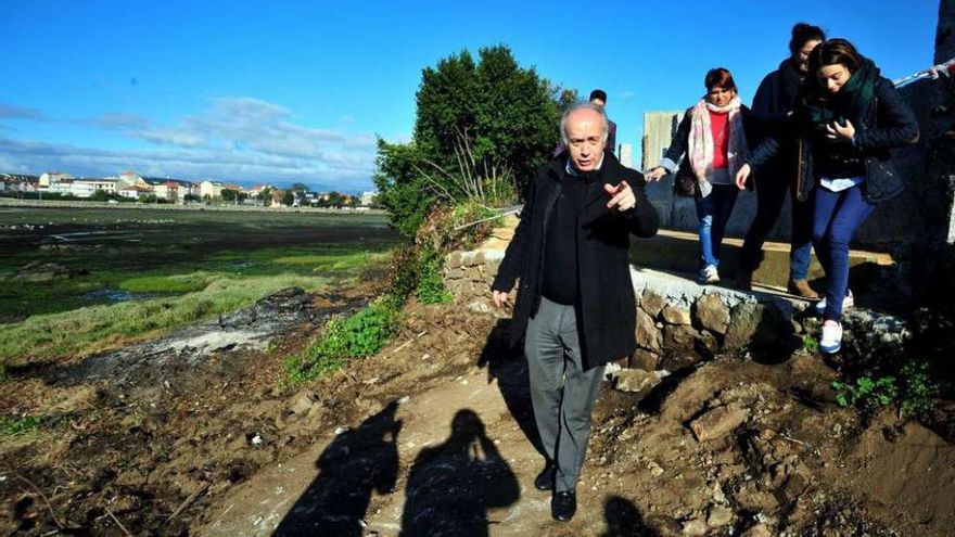 Durán pasea por uno de los tramos de la que será la futura senda de O Esteiro. // Iñaki Abella