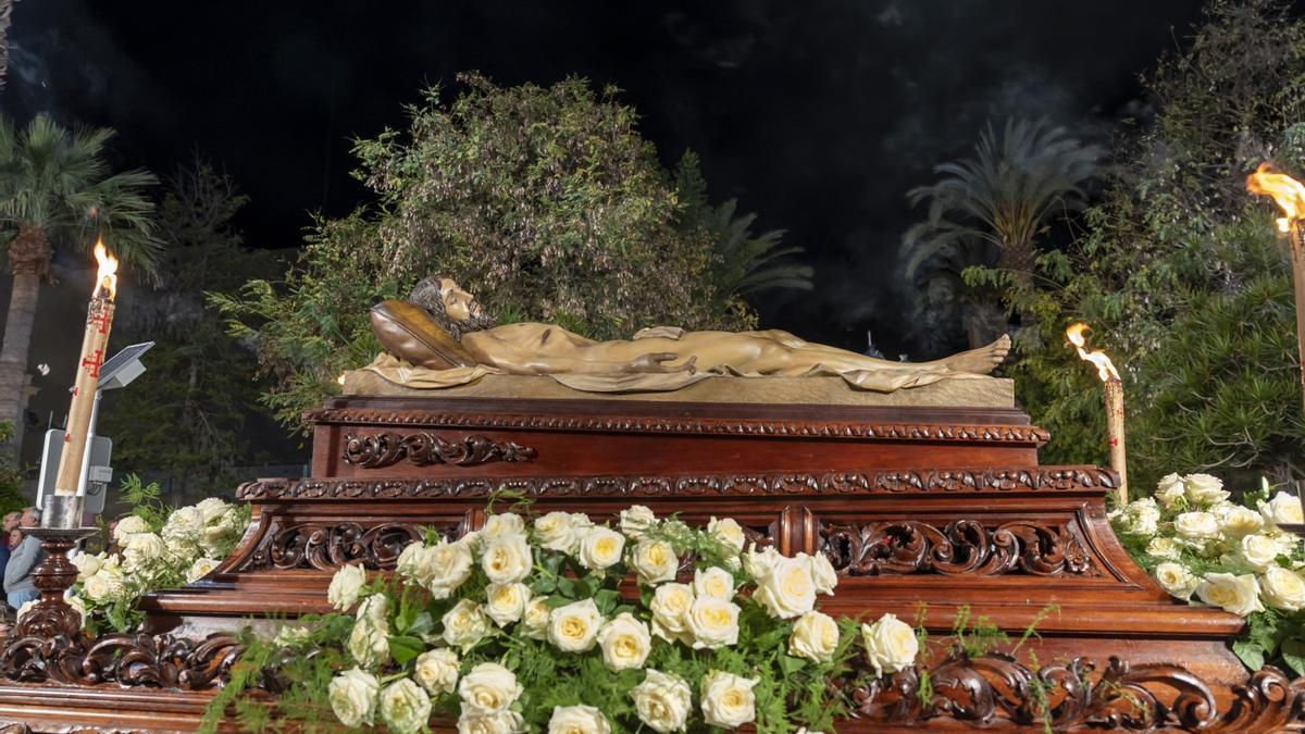 Cofradía del Santo Sepulcro-Yacente en la procesión de Viernes Santo