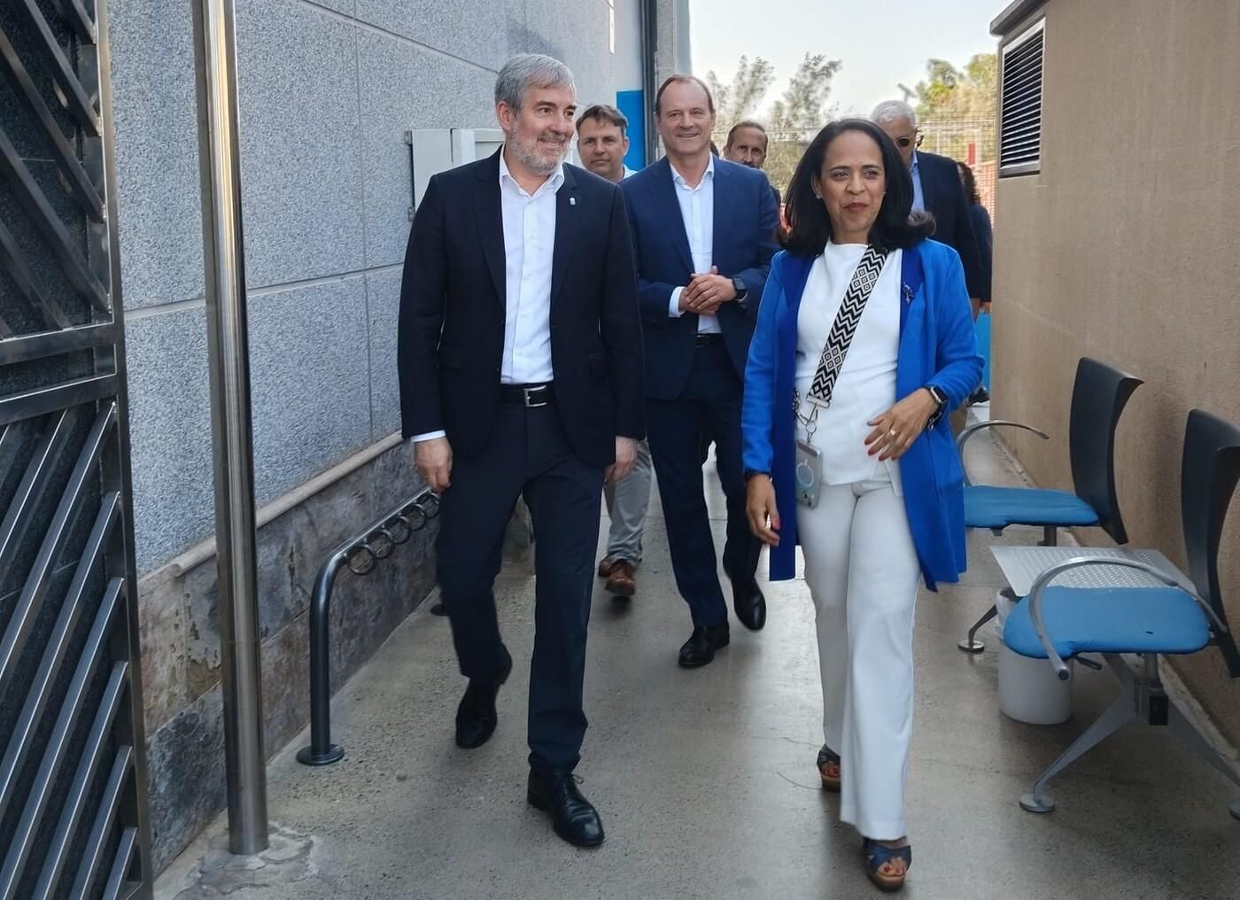 El presidente de Canarias, Fernando Clavijo, visita la lavandería Romeral