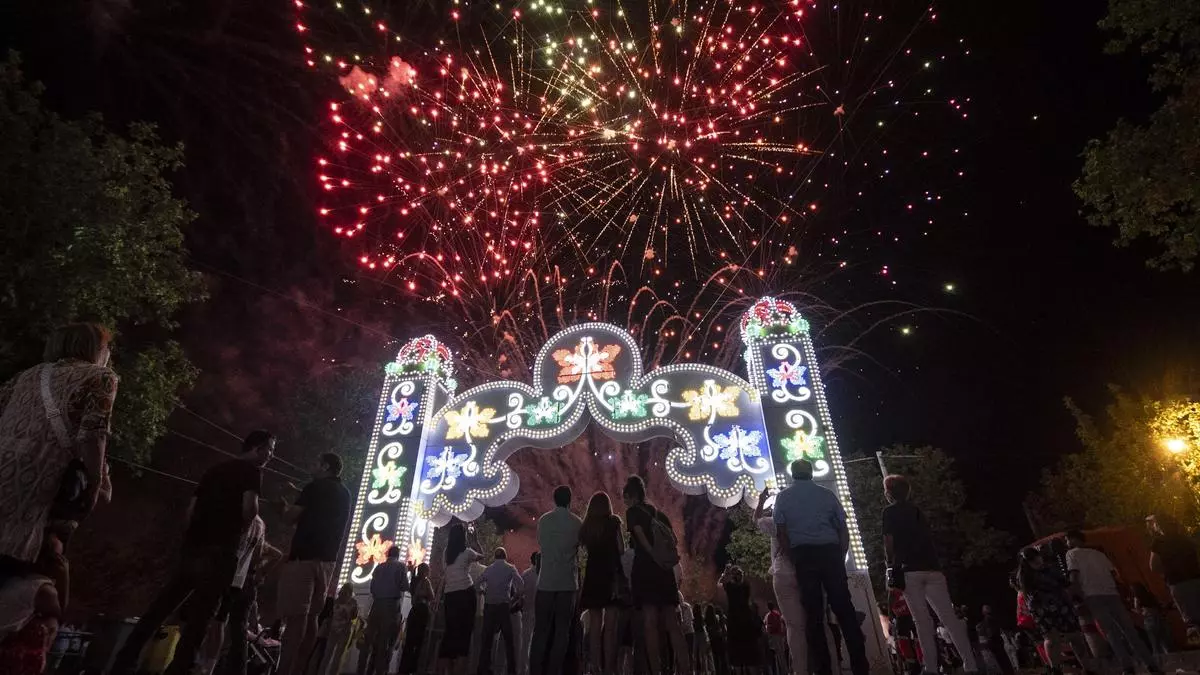 Más de medio millón de luces y descuentos en los cacharritos: Cáceres prende hoy su feria