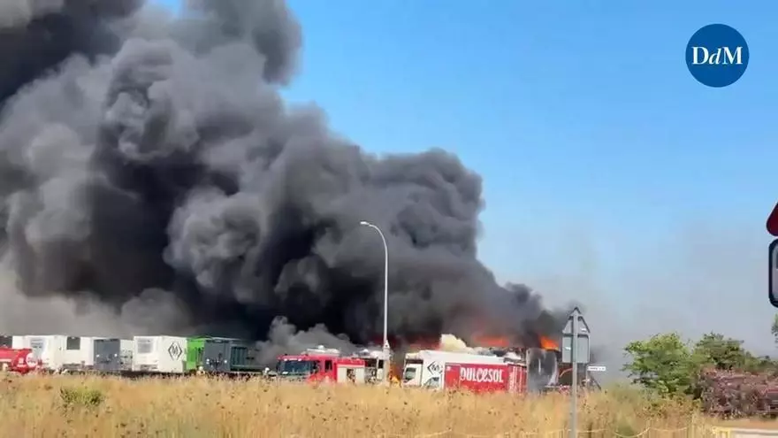 Un incendio de dos camiones en Mercapalma causa una gran cortina de humo y pone en alerta al aeropuerto de Palma