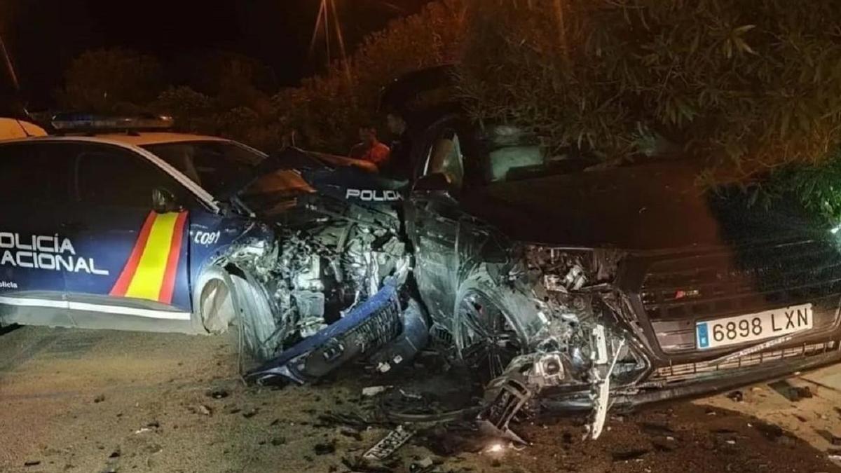 Estado en el que quedaron el coche del fugitivo y el de la Policía Nacional.