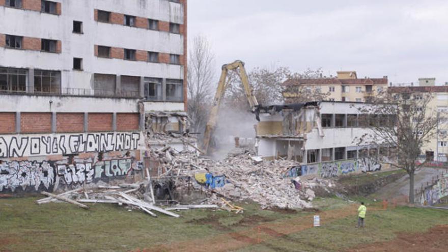 Les màquines entren a l&#039;antic col·legi Pericot per tirar-lo a terra i posar fi a 45 anys d&#039;història