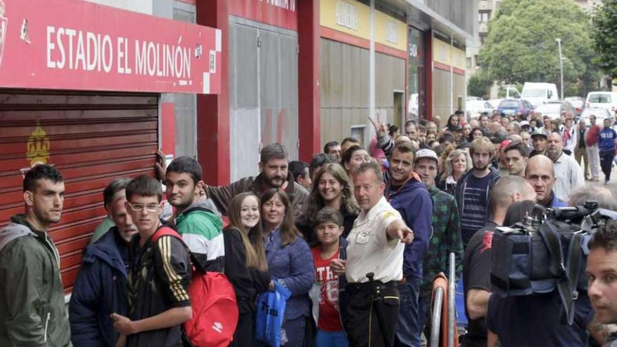 Colas de aficionados esperando la apertura de taquillas en El Molinón.