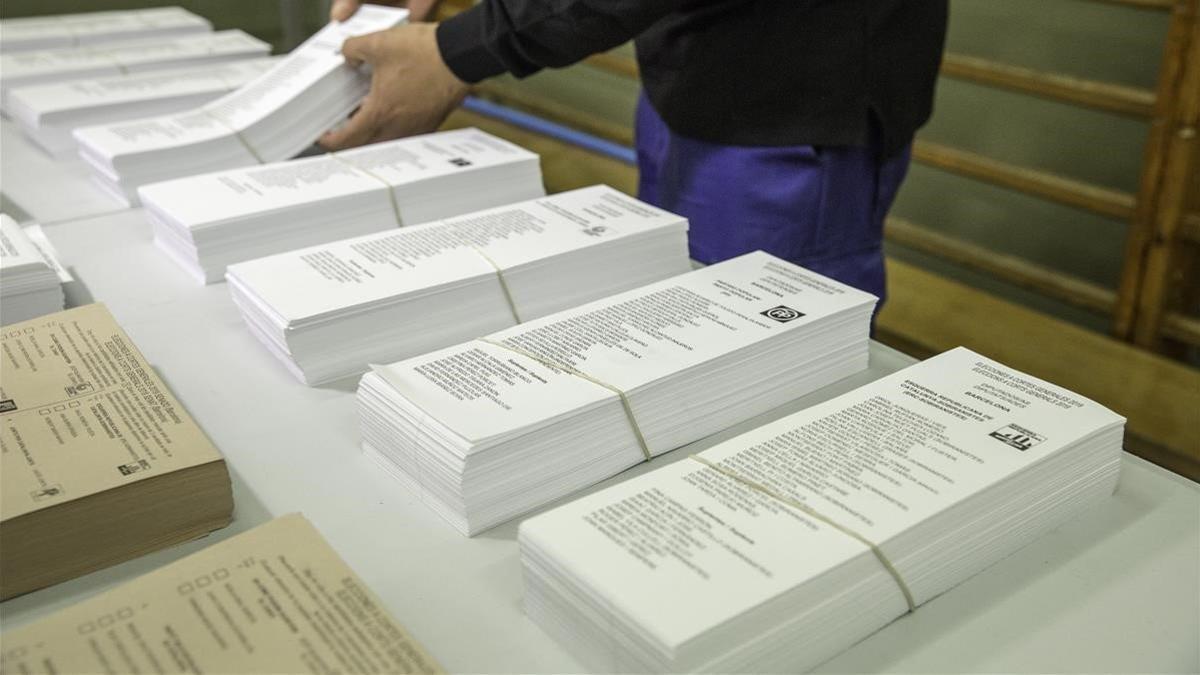 Papeletas en un colegio electoral de Barcelona