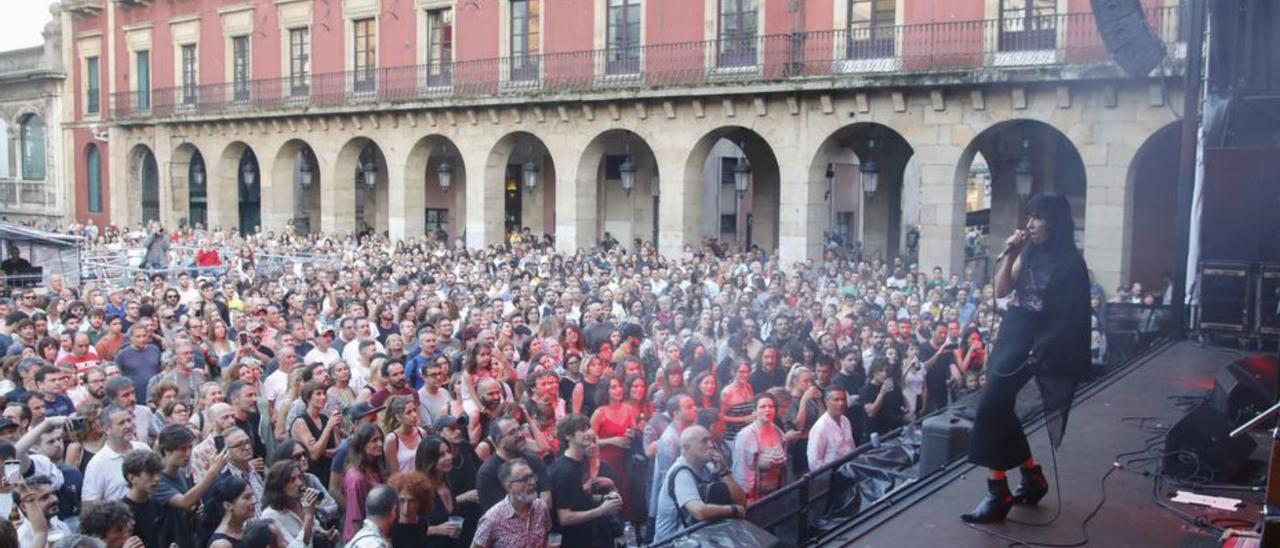 «El Columpio Asesino», ayer, en la plaza Mayor de Gijón. | Marcos León