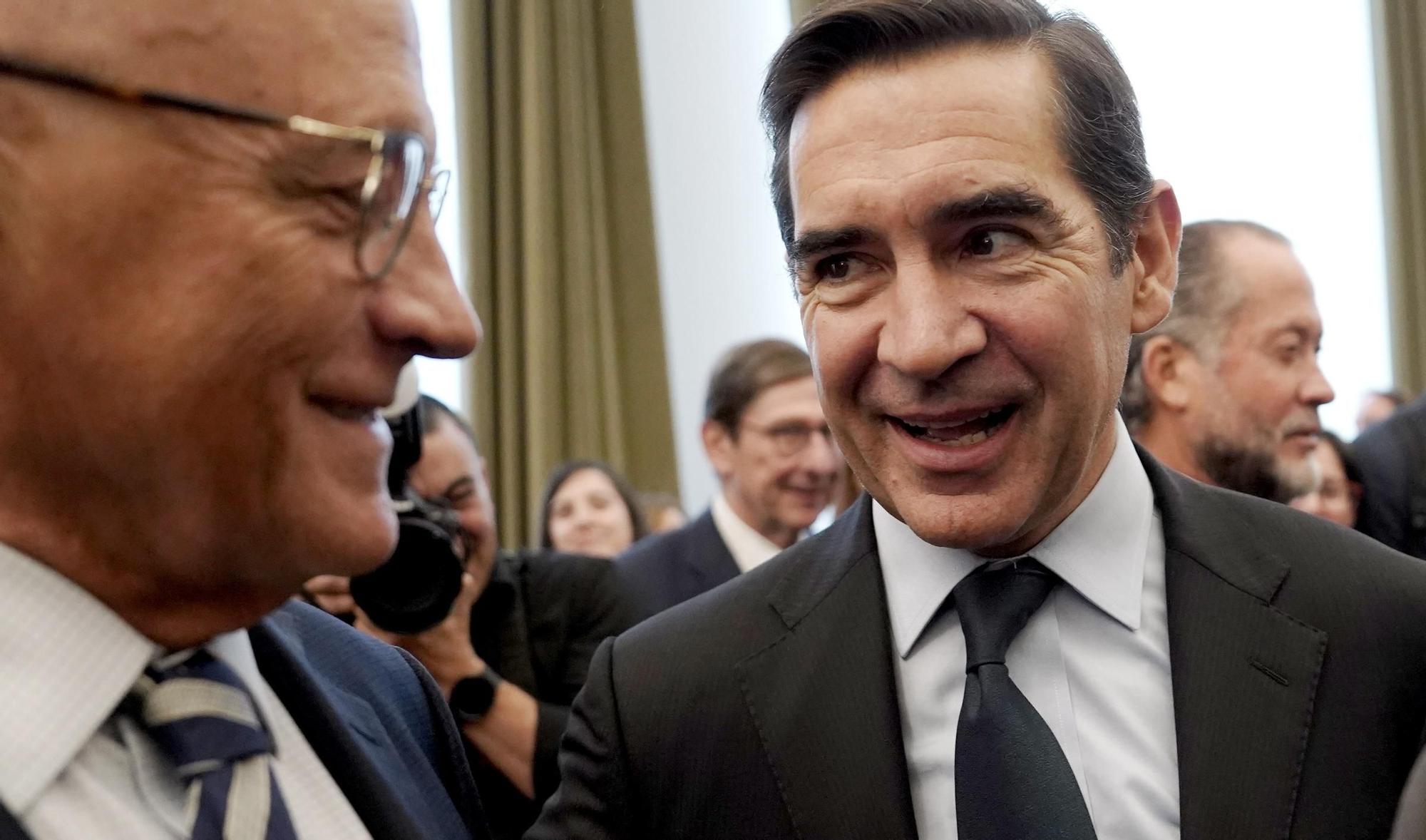 Josep Oliu Creus, presidente de Banco Sabadell  y Carlos Torres Vila , presidente del BBVA, en el acto de toma de posesión de José Luis Escrivá como Gobernador del Banco de España