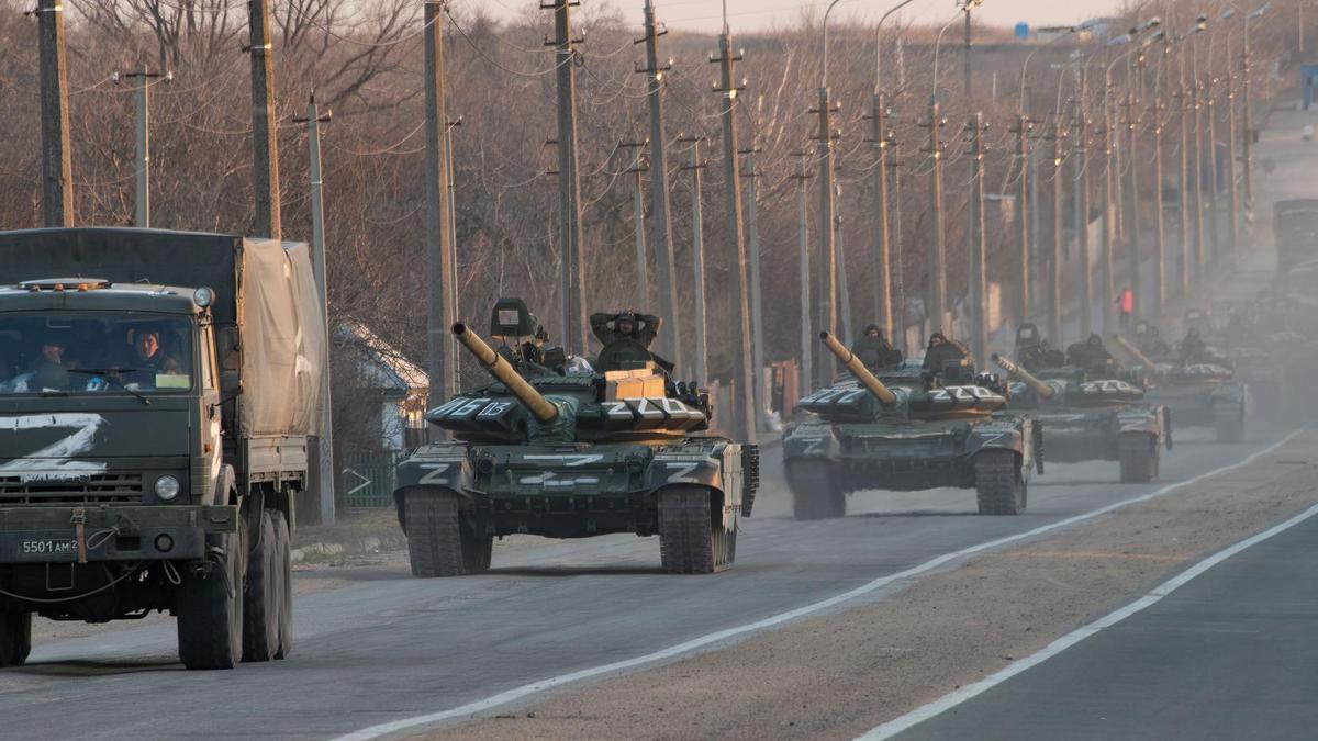 Tanques rusos adentrándose en territorio ucraniano para iniciar la guerra.