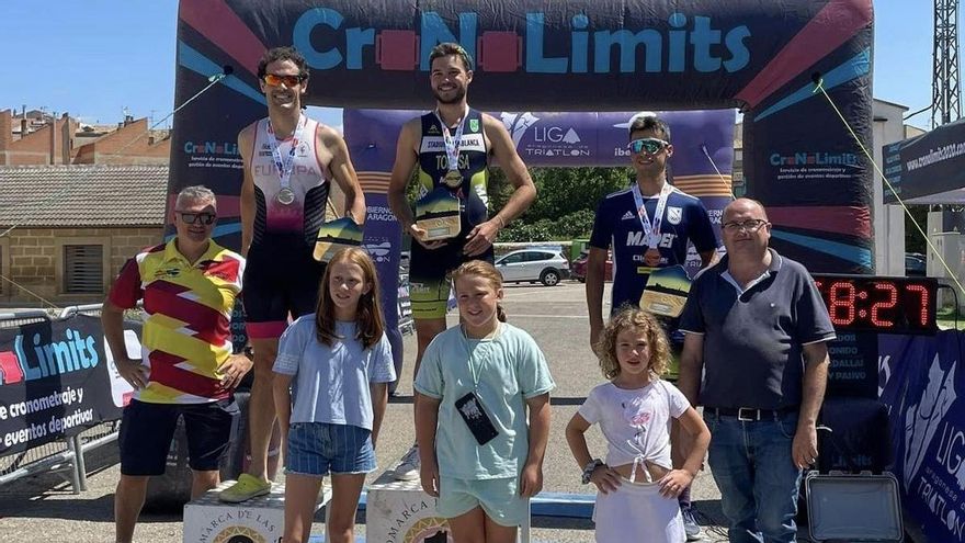 Lucía Gracia y Jorge Tolosa se imponen en el Triatlón Supersprint de Biota