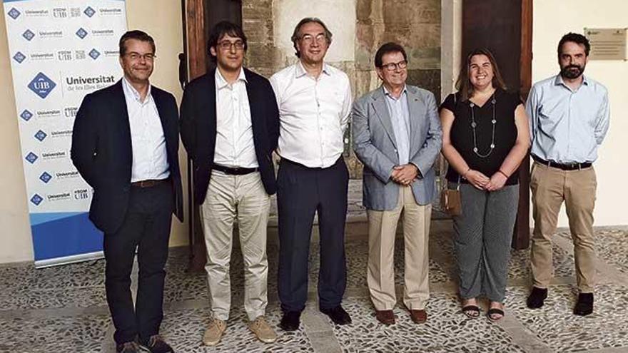 El rector Huguet junto a los consellers Negueruela y March ayer durante la presentación del nuevo grado.