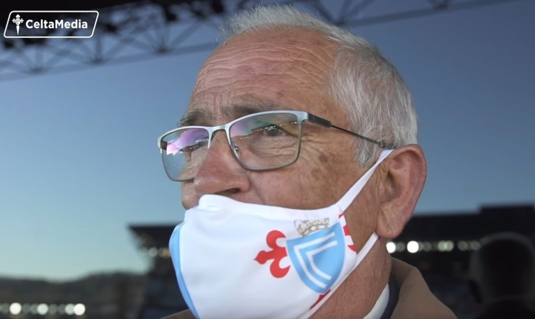 Ramón, con su mascarilla del Celta, espera el comienzo del encuentro