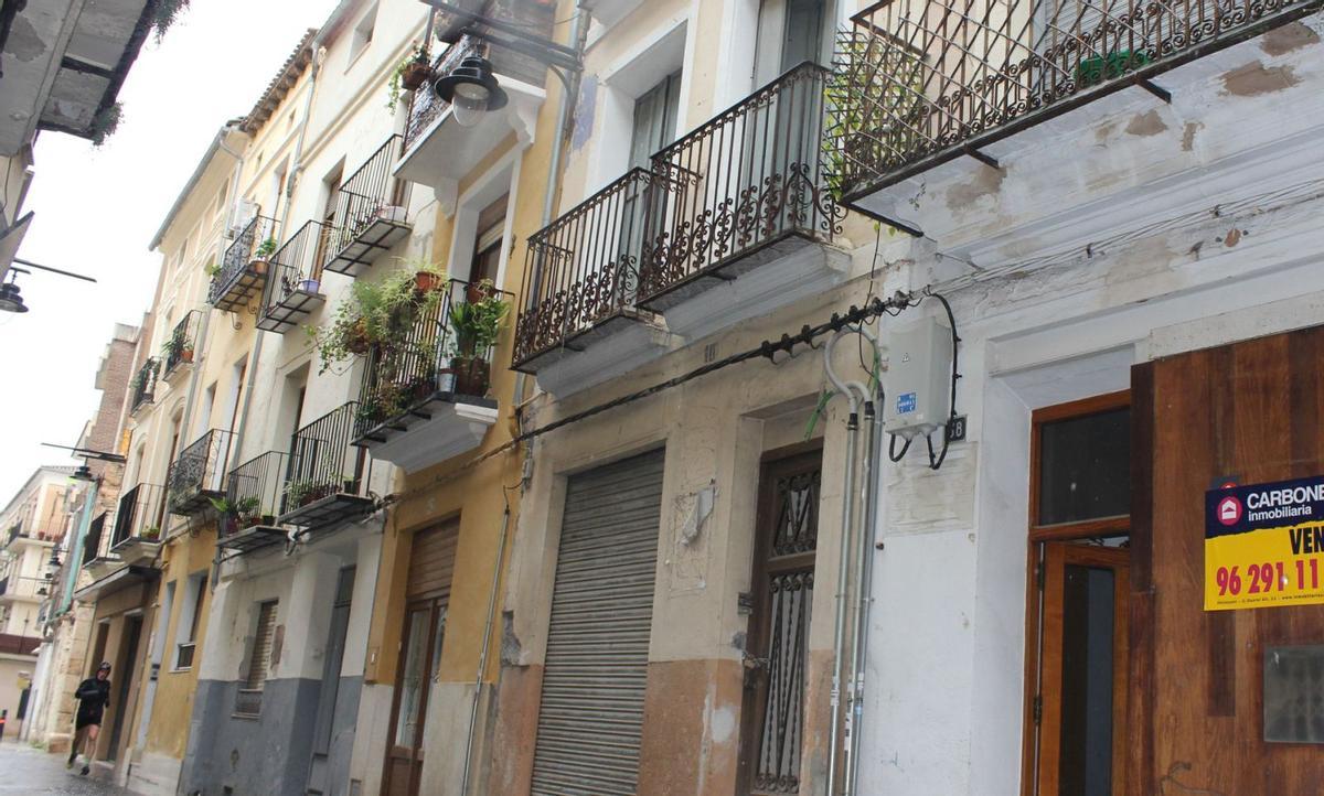 La casa de la calle Maians en la que se han registrado desprendimientos esta semana. | LEVANTE-EMV