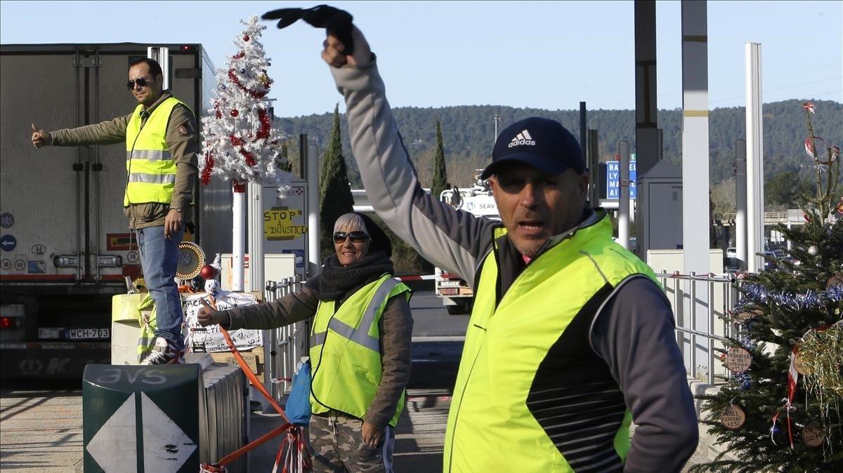 lainz46136063 demonstrators open the toll gates by christmas trees on a mo181204190039