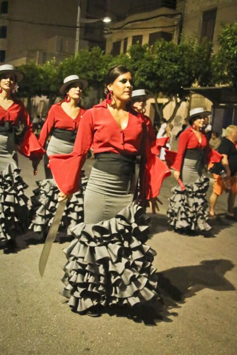 Las cuatro comparsas del bando de la cruz protagonizan un espectacular desfile por las calles del municipio