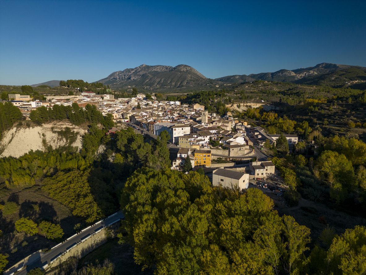 Benilloba es un municipio de la comarca del Comtat, en la Comunidad Valenciana, España.