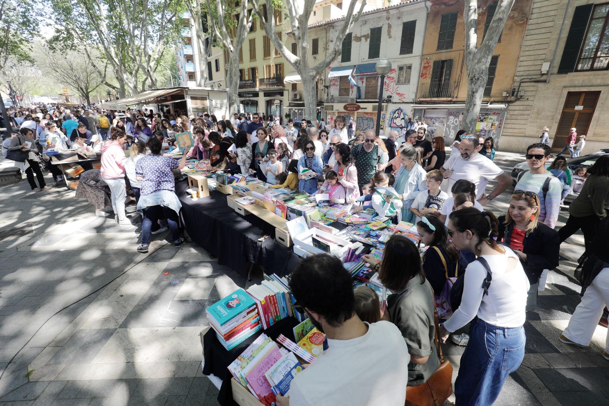 Día del Libro en Mallorca: Los lectores abarrotan el centro de Palma