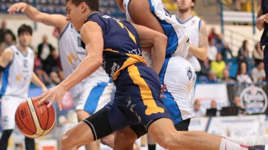 Fabio Santana, con el balón, ante Suka-Umu, con Dos Anjos a la derecha.