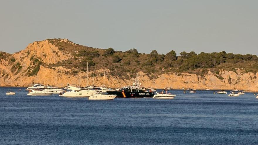 Furor náutico, inspección de la patrullera de la Guardia Civil y tragedia en la bahía de Xàbia