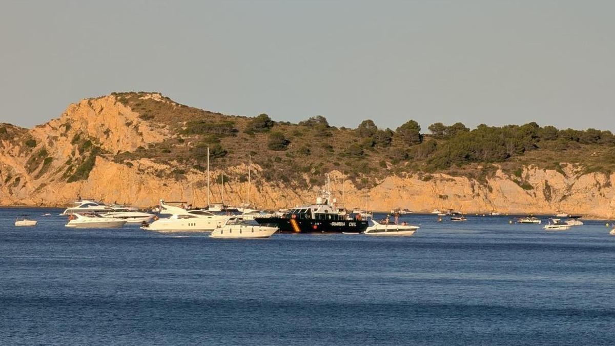 La patrullera de la Guardia Civil "visitó" este sábado la costa de la Cala Blanca y la Sardinera