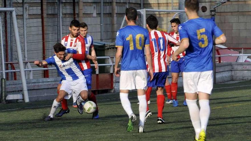 El delantero del Avilés Jorge Rodríguez, con el balón, trata de zafarse de un contrario.