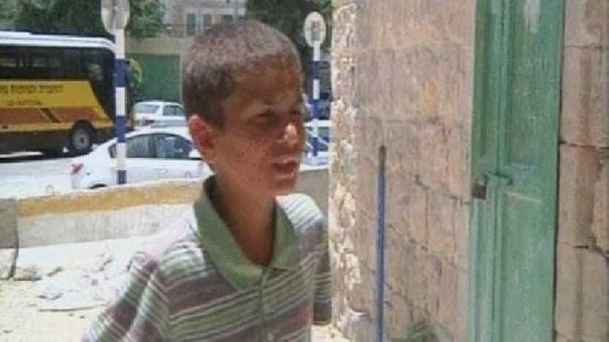 Dos soldados israelíes golpean  a un niño palestino