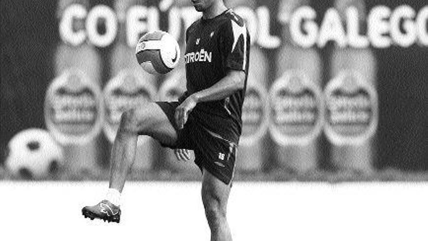 Antonio Guayre toca el balón durante un entrenamiento de la pasada temporada en A Madroa.  / Rafa Estévez