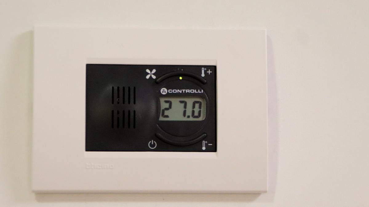 El termòstat d&#039;una oficina marca que hi ha una temperatura de 27 graus