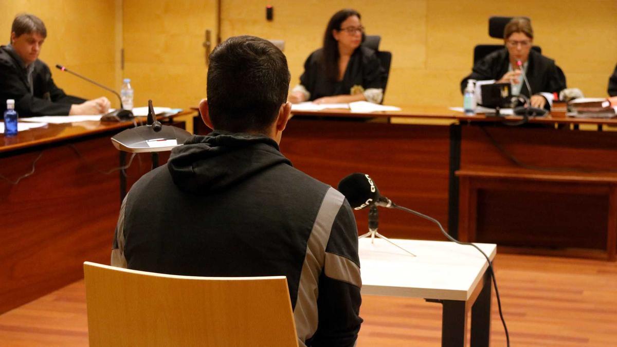 L'acusat de violar una noia en una zona boscosa de Sant Gregori, d'esquenes davant el tribunal de l'Audiència de Girona.