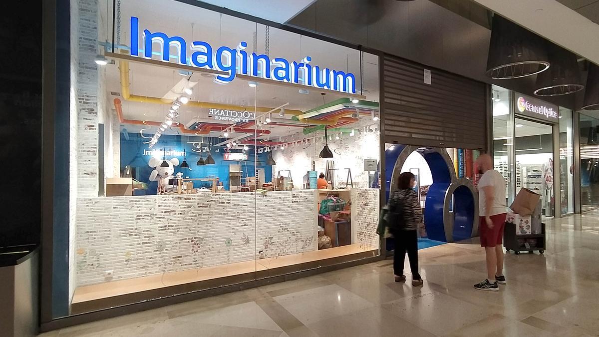 La tienda de Imaginarium cerrada en el centro comercial Aragonia de Zaragoza, que se traslada a la calle León XIII.