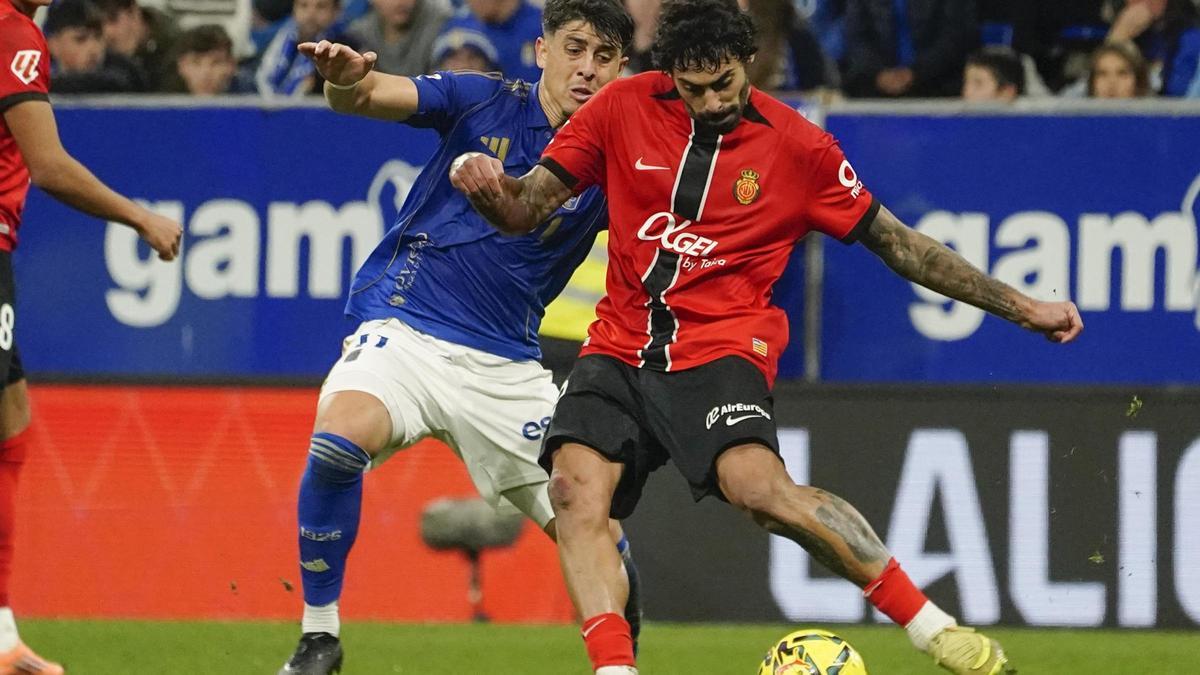 Samu Costa golpea la pelota ante la presión de Colombatto en el duelo de ida, en el Carlos Tartiere.