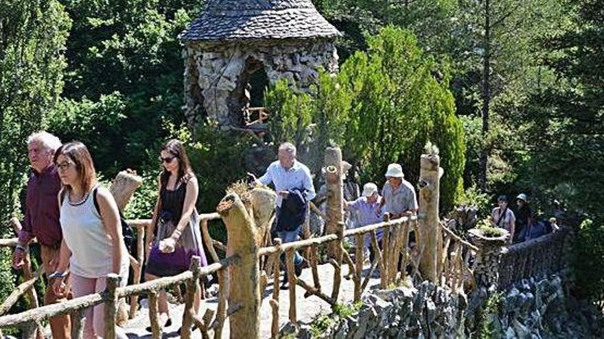 Visitants en un dels ponts dels jardins Artigas el 2018, on és previst actuar