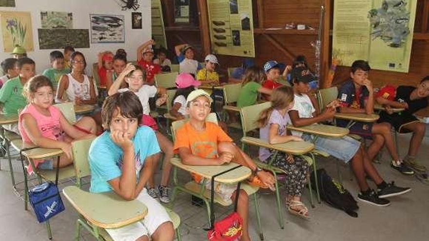 Los chavales ayer en el Aula da Natureza de Oira.  // Iñaki Osorio