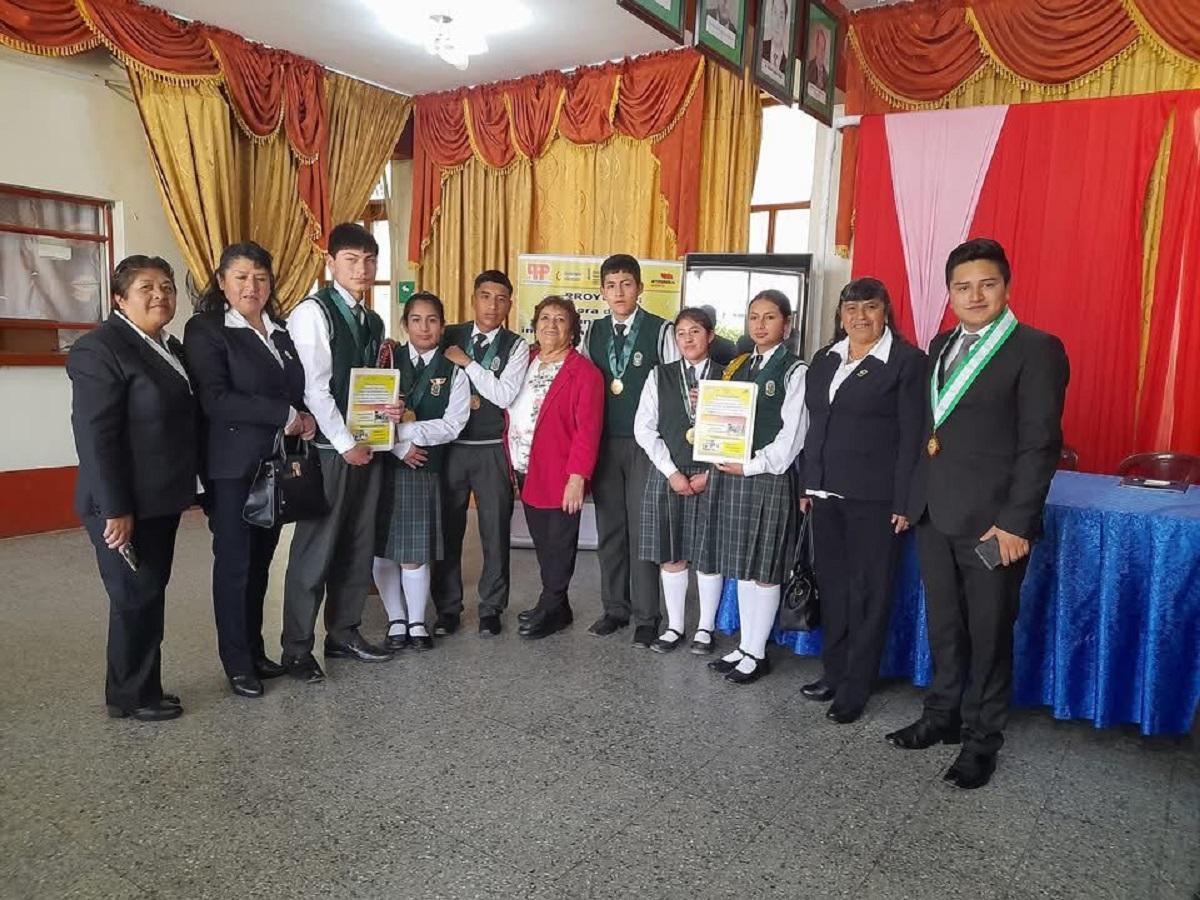 Estudiants que participen al projecte amb Isabel Rivera Gonzales, presidenta IPP de Perú .